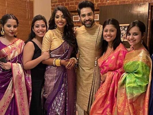 সপরিবারে ‘গৌরবময়’ দেবলীনা tollywood news
