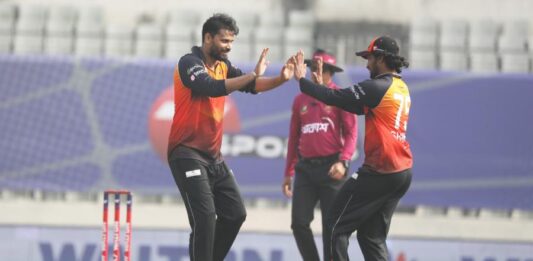 চট্টগ্রামকে হারিয়ে ফাইনালে খুলনা, মাশরাফির ৫ উইকেট mashrafee