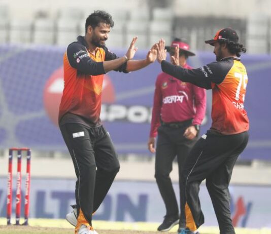 চট্টগ্রামকে হারিয়ে ফাইনালে খুলনা, মাশরাফির ৫ উইকেট mashrafee