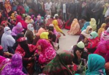 টাকা ফেরত পেতে সড়ক অবরোধ road strike